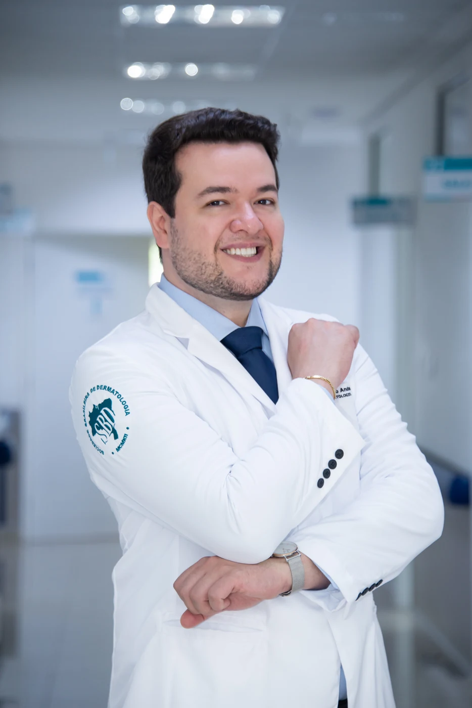Dr. Fábio Andrade no atendimento de Dermatologia Pediátrica